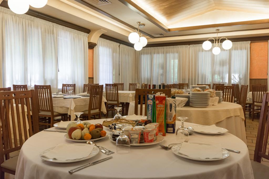 Park Hotel Ristorante Ca' Bianca Istrana Exteriör bild
